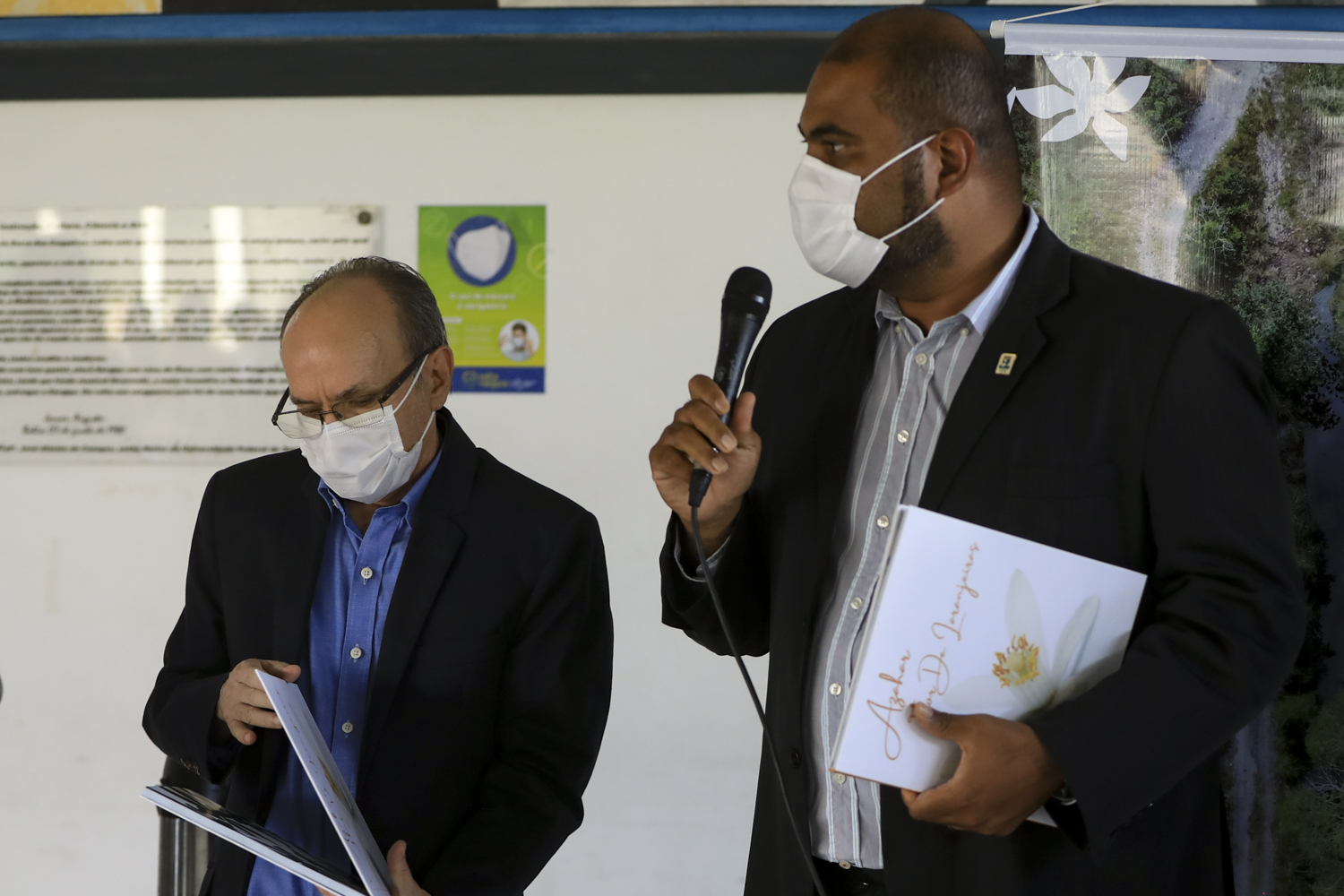 O reitor Valter Santana e o vice-reitor Rosalvo Ferreira participaram da cerimônia