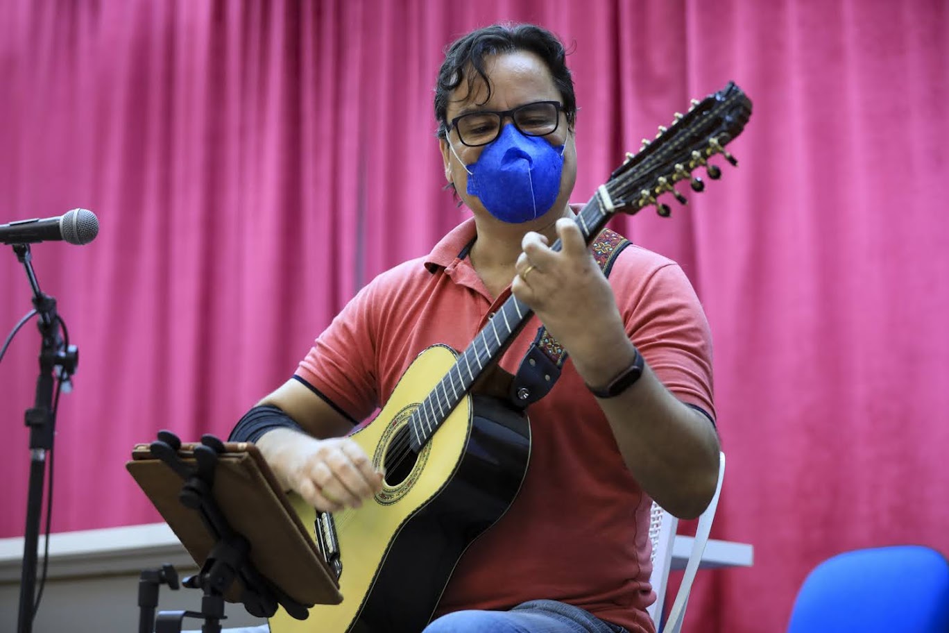 Evento foi aberto com recital de viola caipira apresentado por Fabiano Zanin, violonista e professor do Departamento de Música