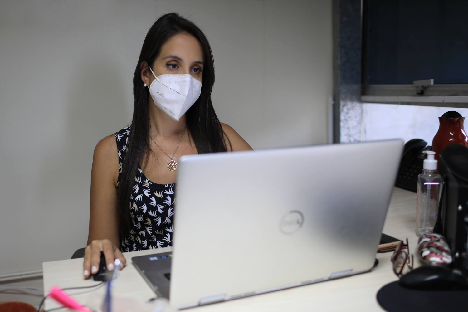 Maíra Bittencourt, diretora da Decav, explica que uma das funções da Política de Comunicação é orientar a comunidade acadêmica sobre como fazer uso das plataformas e veículos de comunicação da universidade. (Fotos: Adilson Andrade/AscomUFS)