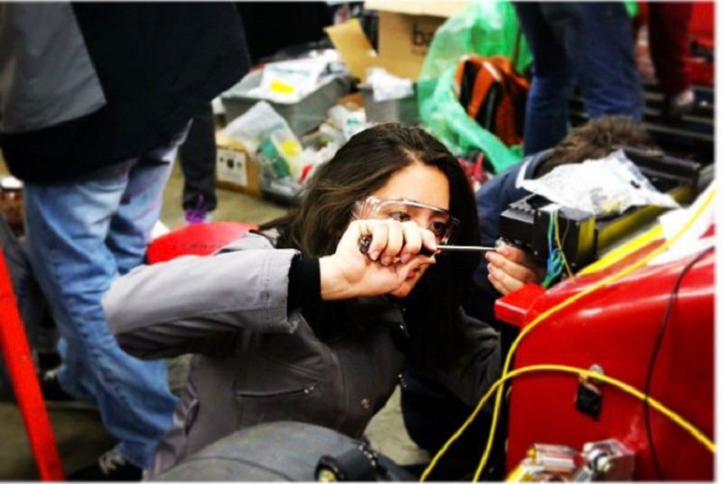 Enquanto estudante da UFS, a engenheira desenvolveu um carro de corrida para competição