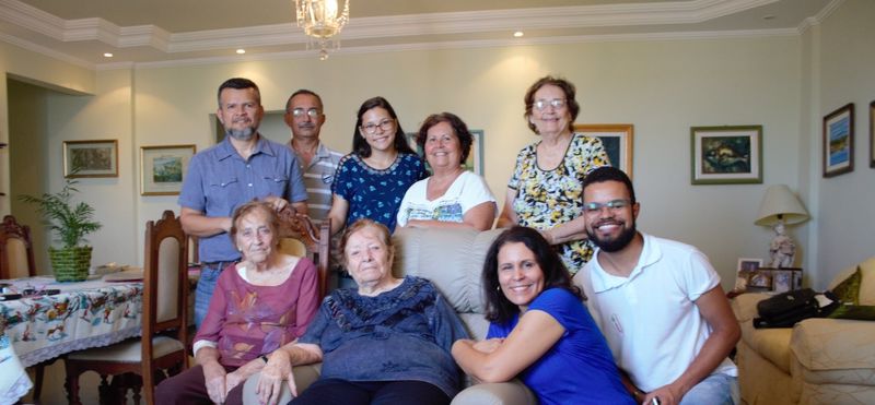 Figura 5: A professora Rosália Bispo com familiares e a equipe do projeto “Composição de banco de história do Colégio de Aplicação (UFS). Combater silêncios e esquecimentos e preservar a memória institucional” (2017).