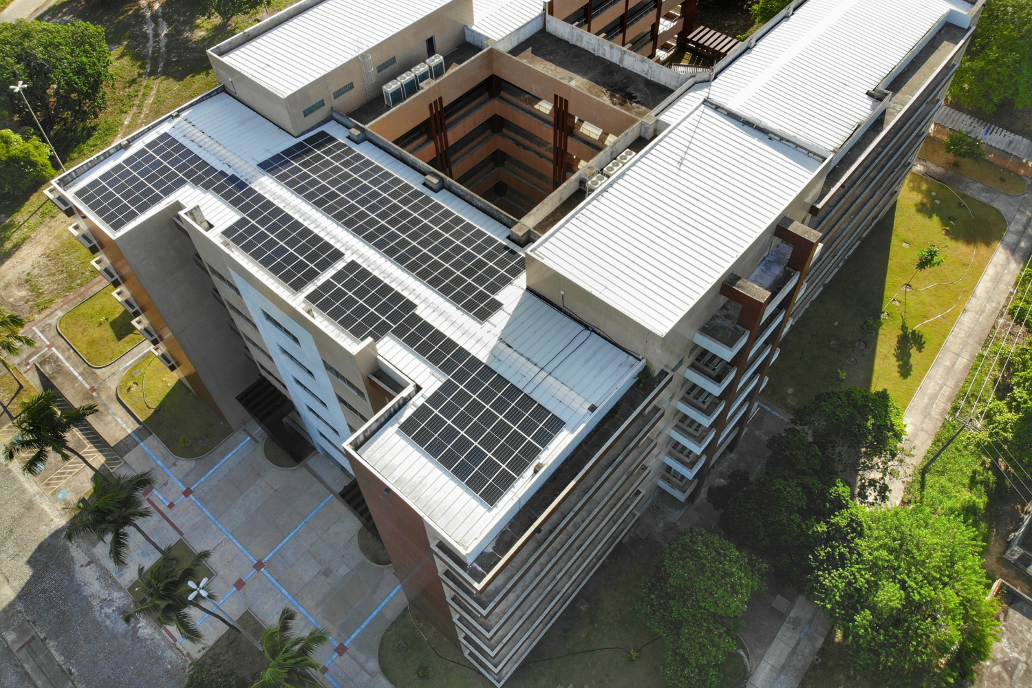 Três novos sistemas começaram a funcionar em janeiro. UFS agora conta com oito pontos de geração de energia solar. Na imagem, Didática VII vista do alto (Foto: Dipro/UFS)