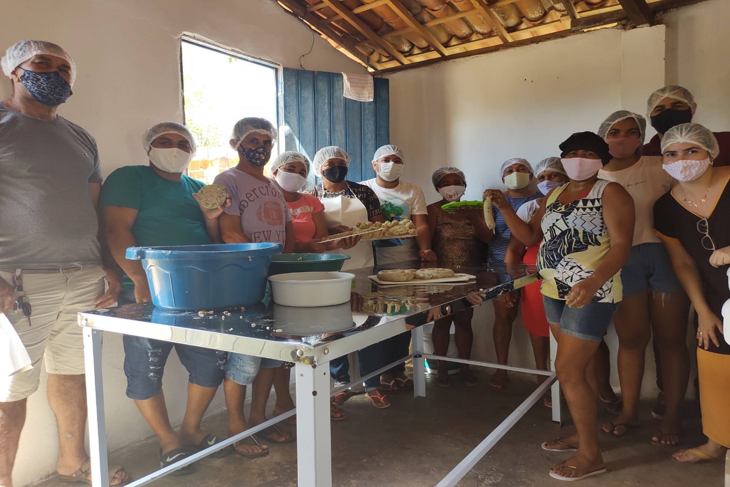 Capacitação dos pescadores artesanais e seus familiares sobre a importância das boas práticas de manipulação de alimentos e conservação e estabilidade do pescado.