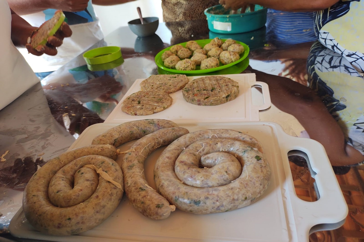 Produtos elaborados durante a oficina: fishburguer, linguiça e almôndega de peixe.