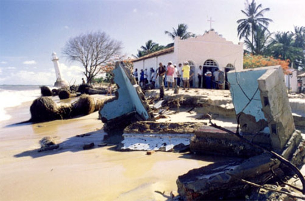 Os efeitos do avanço do mar no Cabeço. Foto: Reprodução/Cultura de Brejo Grande