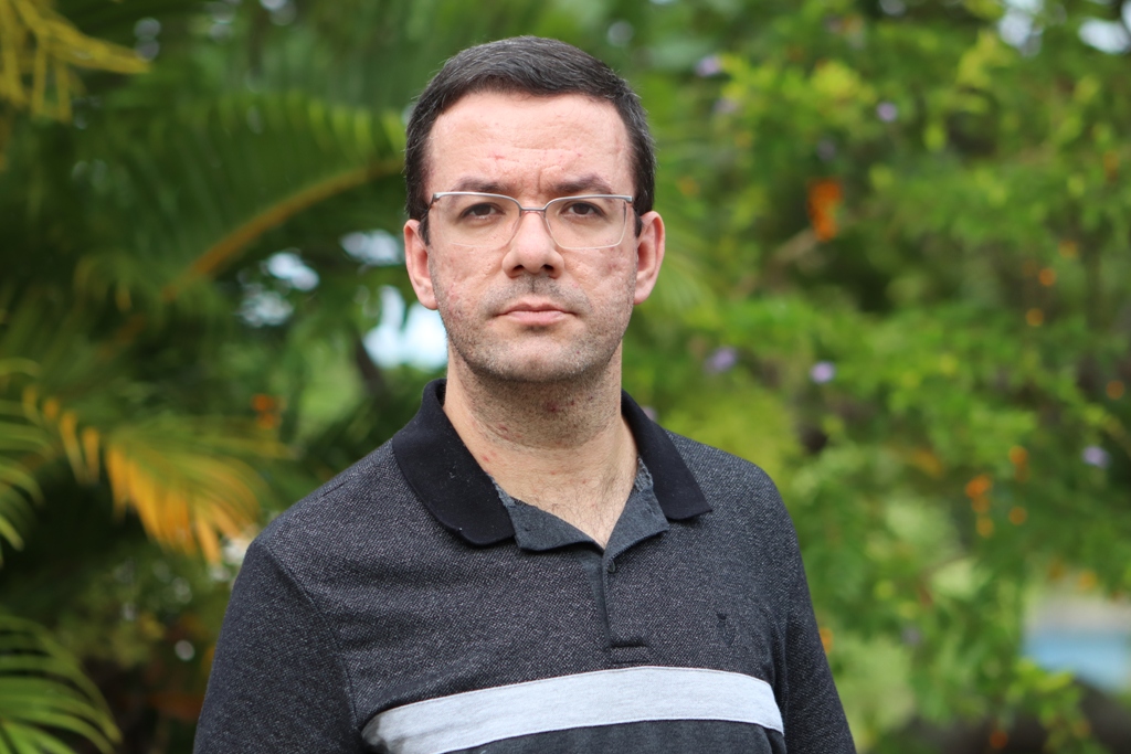 Fernando de Mendonça apresenta quadro sobre literatura na Rádio UFS. Foto: Josafá Neto/ Rádio UFS