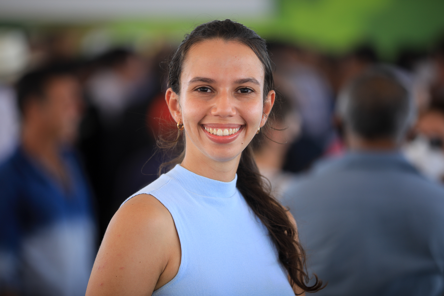 A médica veterinária Letícia Franca Lelis atua em um dos programas de residência agrária com foco na qualidade da produção de leite. Fotos: Adilson Andrade/AscomUFS