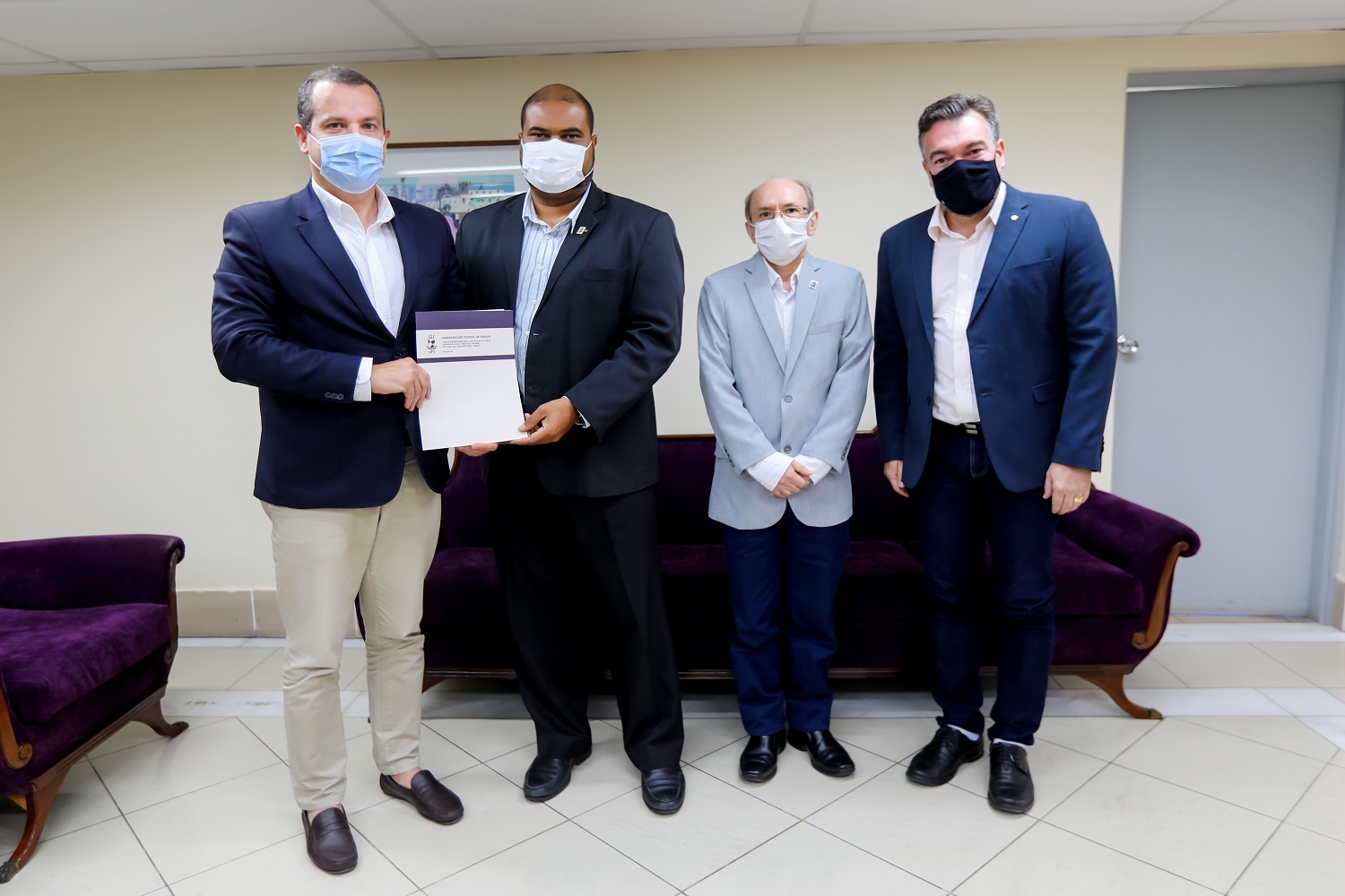 O reitor da UFS, Valter Santana, e o Relações Institucionais da ATB, Jorge Bastos, assinaram o Termo de Cooperação, na companhia do vice-reitor, Rosalvo Ferreira, e de Diego da Costa, intermediário da entidade em Sergipe. (Fotos: Schirlene Reis - Ascom UFS)