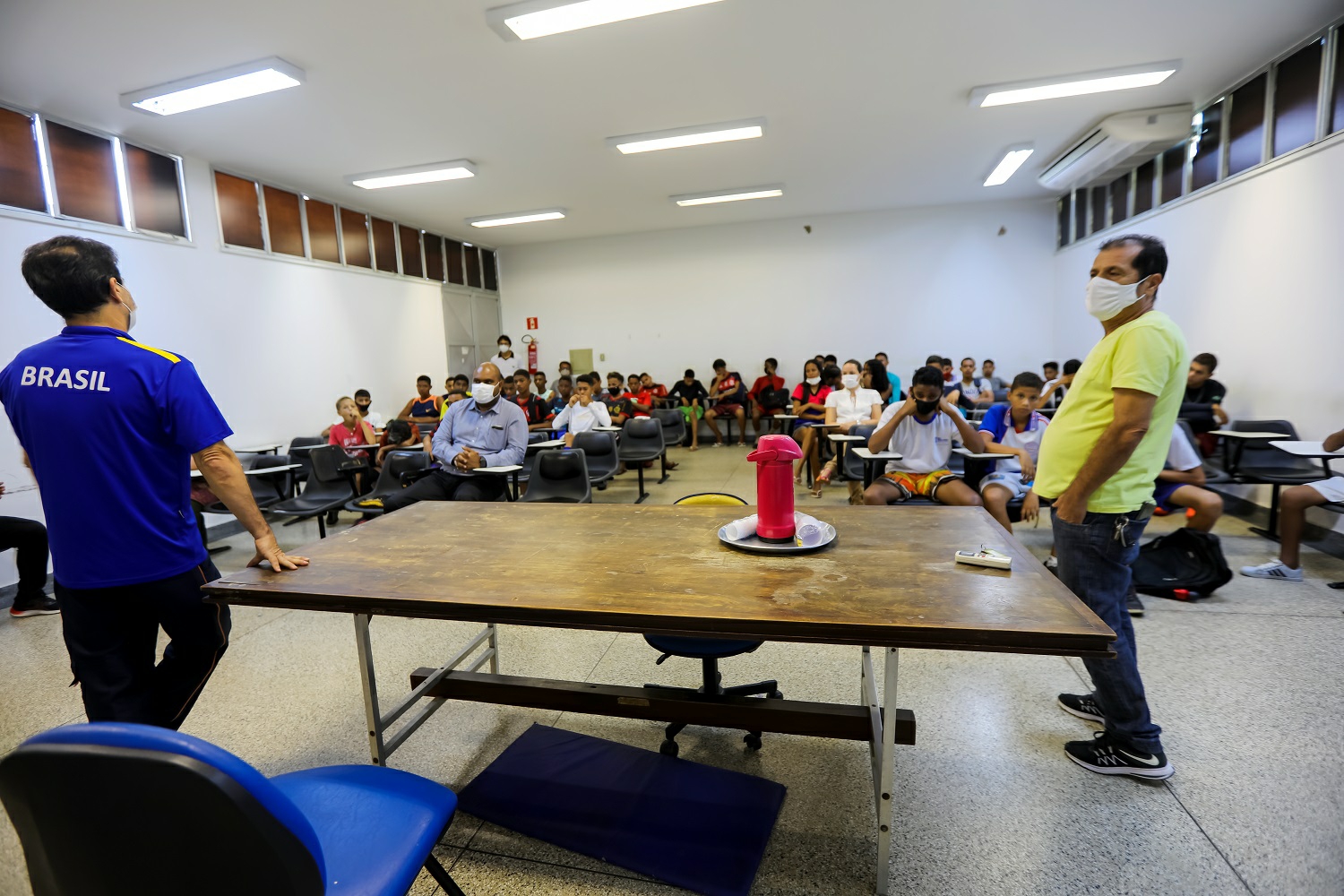 Integrantes do projeto participam de palestras.