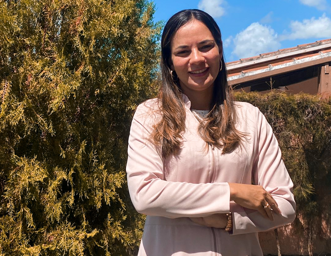 "O cão nunca foi um vilão. Ele é um hospedeiro do protozoário leishmania, assim como o ser humano", explica a professora do Departamento de Medicina Veterinária do Campus do Sertão Roseane Nunes (Foto: Arquivo pessoal)