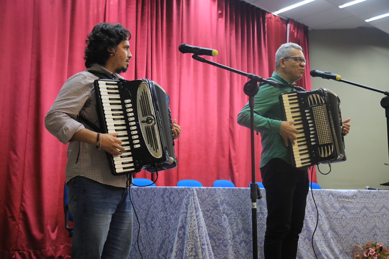 Evento foi aberto por dueto de sanfonas com Evanilson Vieira da Silva (dir.) e Lucas Campelo