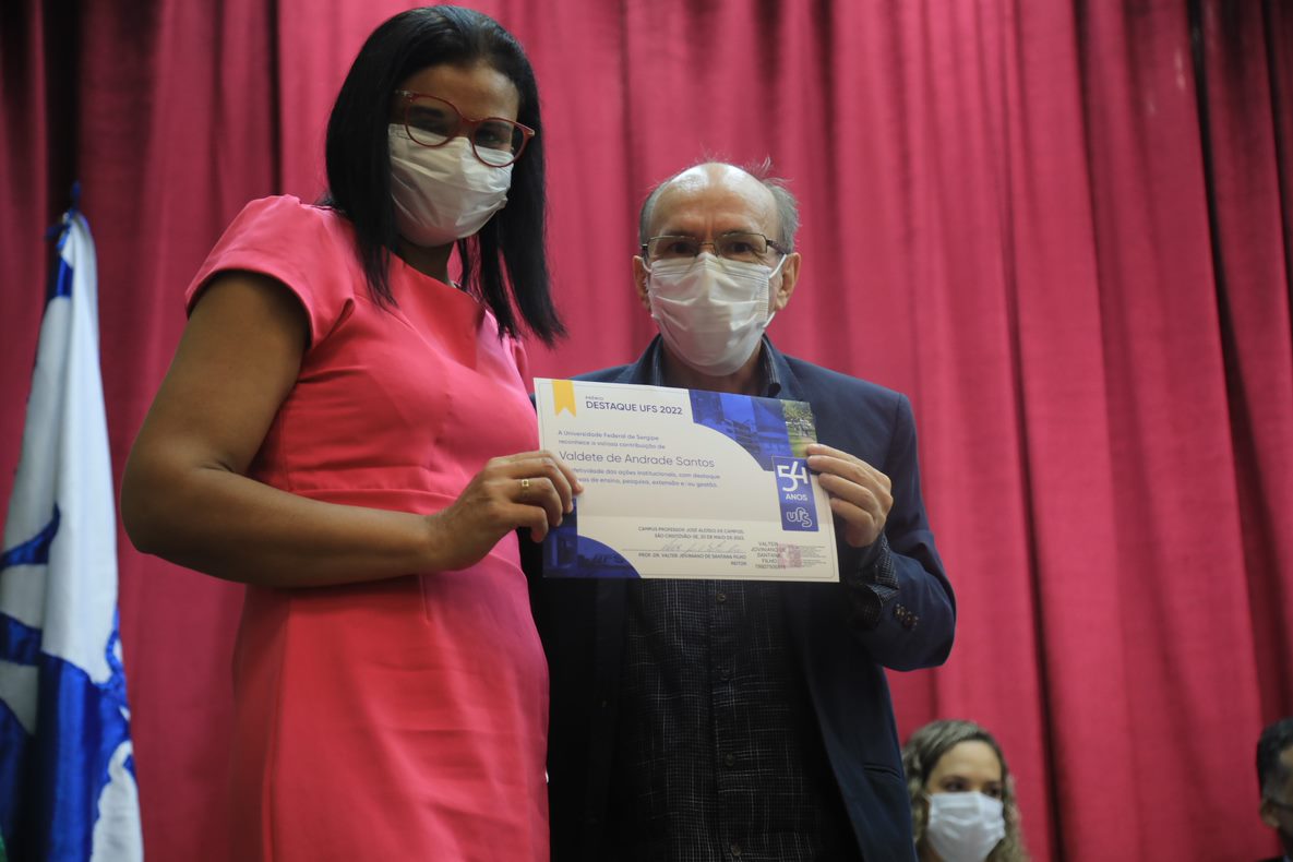 Trabalhadora terceirizada Valdete Andrade recebe certificado do vice-reitor, Rosalvo Ferreira