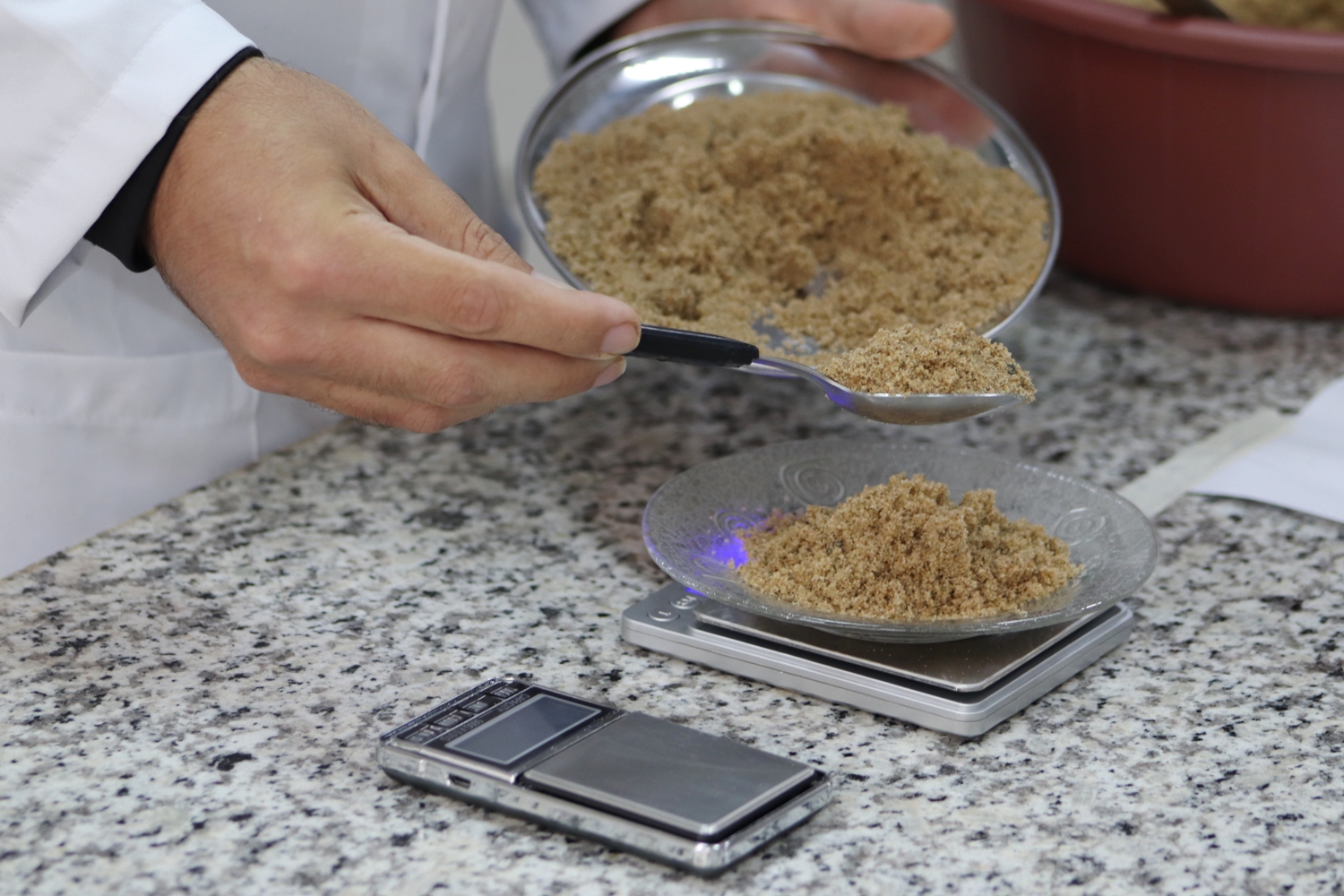 Amostras de areia passam por pesagem em laboratório. Foto: Josafá Neto/Rádio UFS