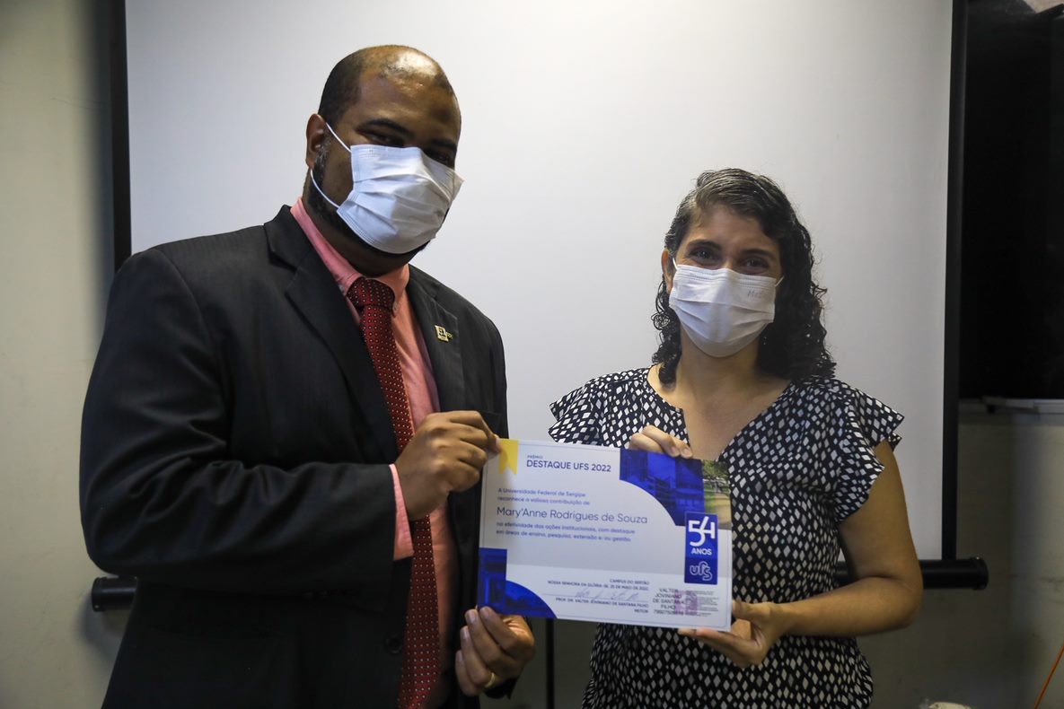 Ana Cláudia Campos, professora da Veterinária, recebe do reitor Valter o certificado da docente substituta homenageada, professora Mary'Anne Rodrigues de Souza