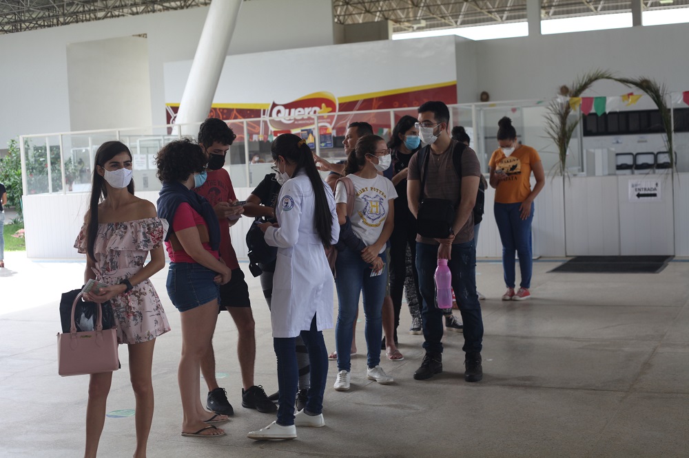 Discentes na fila da vacinação. Imagens: Ana Laura Farias/UFS Campus Lagarto