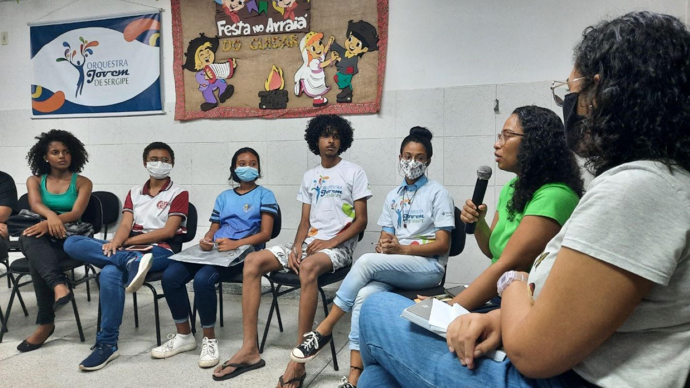 Coordenadora do projeto, a professora Renata ressalta o potencial dos jovens da OJSE