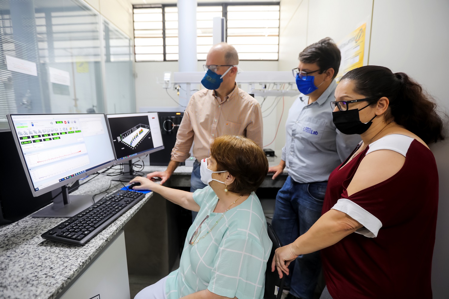 Técnicos da Agilent, Celso Blatt e Claiton Kuhn, apresentam equipamento às pesquisadoras Elina Caramão e Lisiane Freitas. (Fotos: Schirlene Reis - Ascom UFS)
