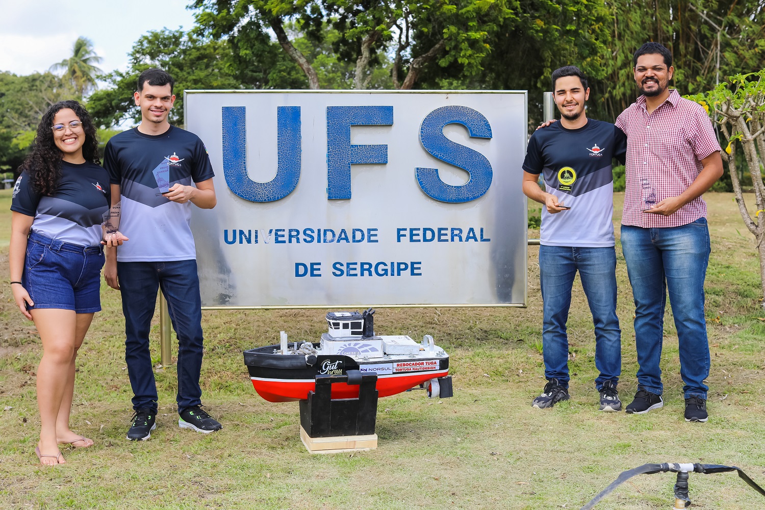 Andressa Noronha, João Paulo Calderaro e João Paulo Vilanova integram o projeto Tortuga Nautidesign, coordenado pelo professor Macclarck Pessoa Nery. (Foto: Schirlene Reis - Ascom UFS)