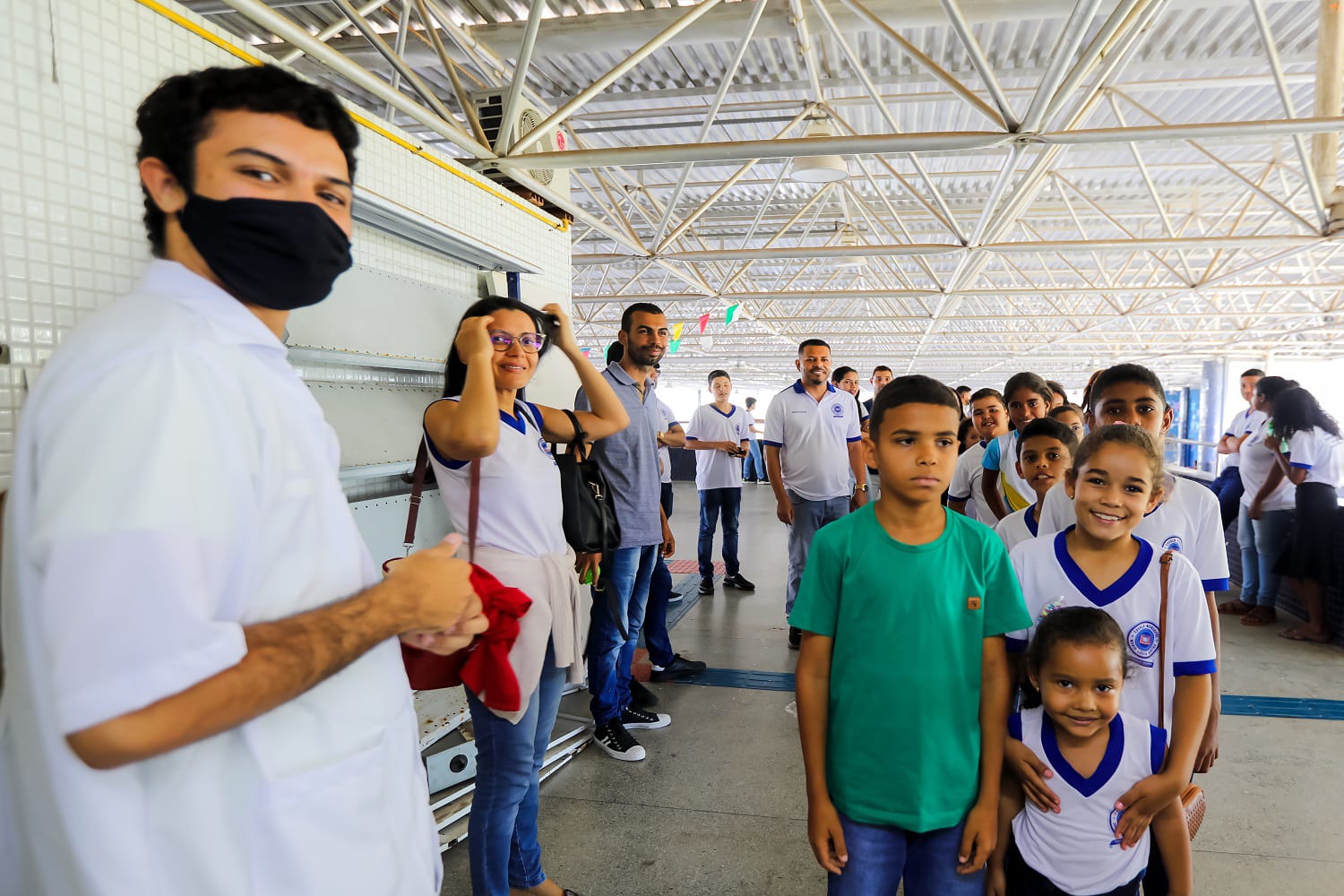 Estudantes visitam o Espaço Física Show, localizado no andar superior do Centro de Vivência