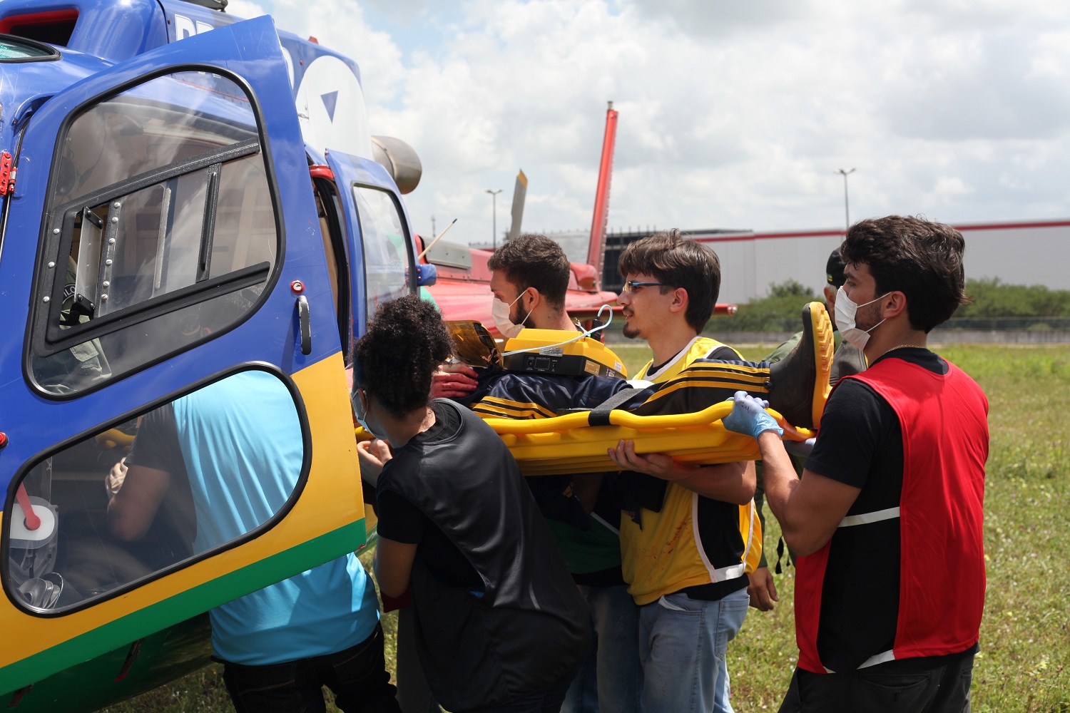 Helicóptero simulou o resgaste de vítimas graves. Imagens: Ana Laura Farias/ Campus Lagarto 