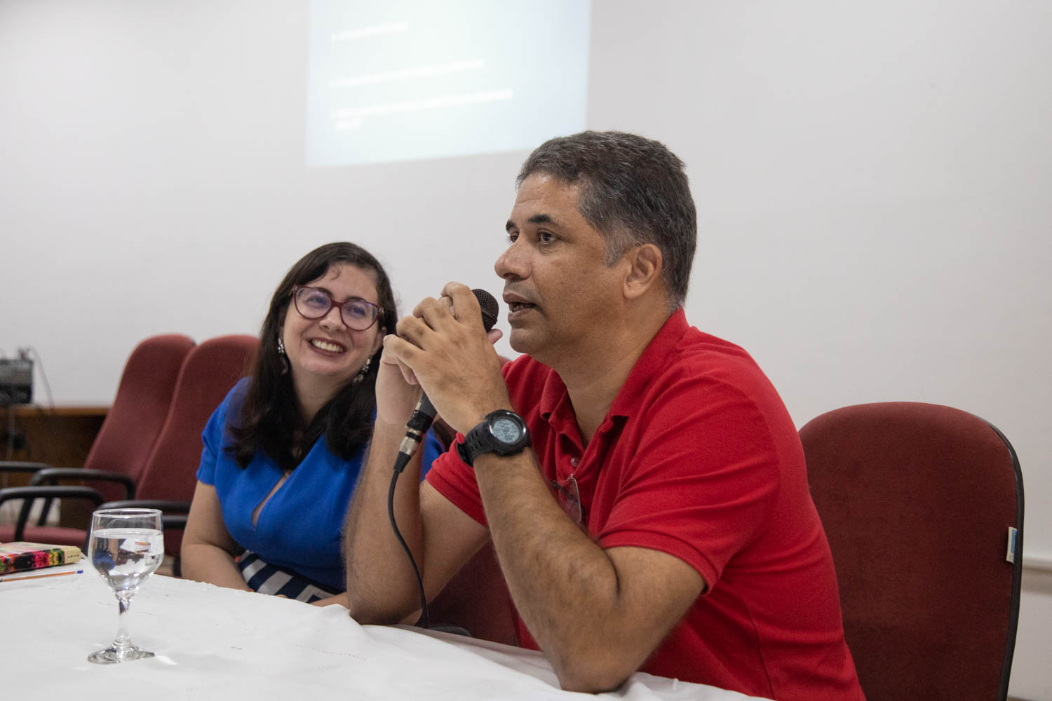 Mônica Modesto, do Departamento de Educação do Campus de Itabaiana, coordena a oitava edição do ESEA; à direita, Alexandre Maia do Bonfim, do IFRJ, que fez a conferência de abertura (Fotos: Adilson Andrade/AscomUFS)