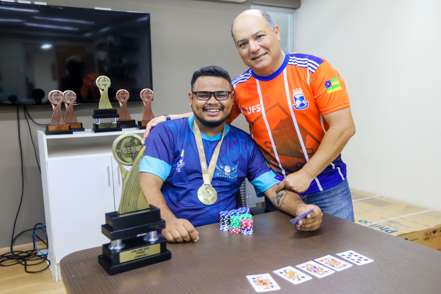 Bruno Mendes, atleta do poker, e o professor Randy Nascimento (de pé), responsável pela Copre/Proest