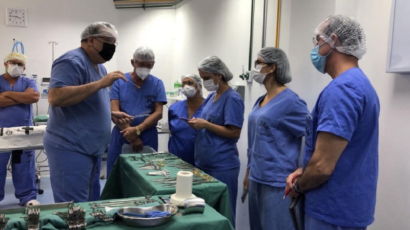 Equipe do HU-UFS/Ebserh na tutoria com o cirurgião Mario Nogueira do Hospital Albert Einstein. (foto: HU-UFS/Ebserh)