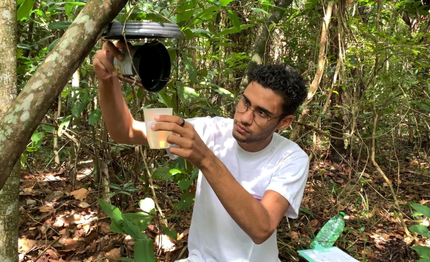 Coleta de amostras no Morro do Urubu, em Aracaju, com uso de armadilhas. Foto: Josafá Neto/Rádio UFS