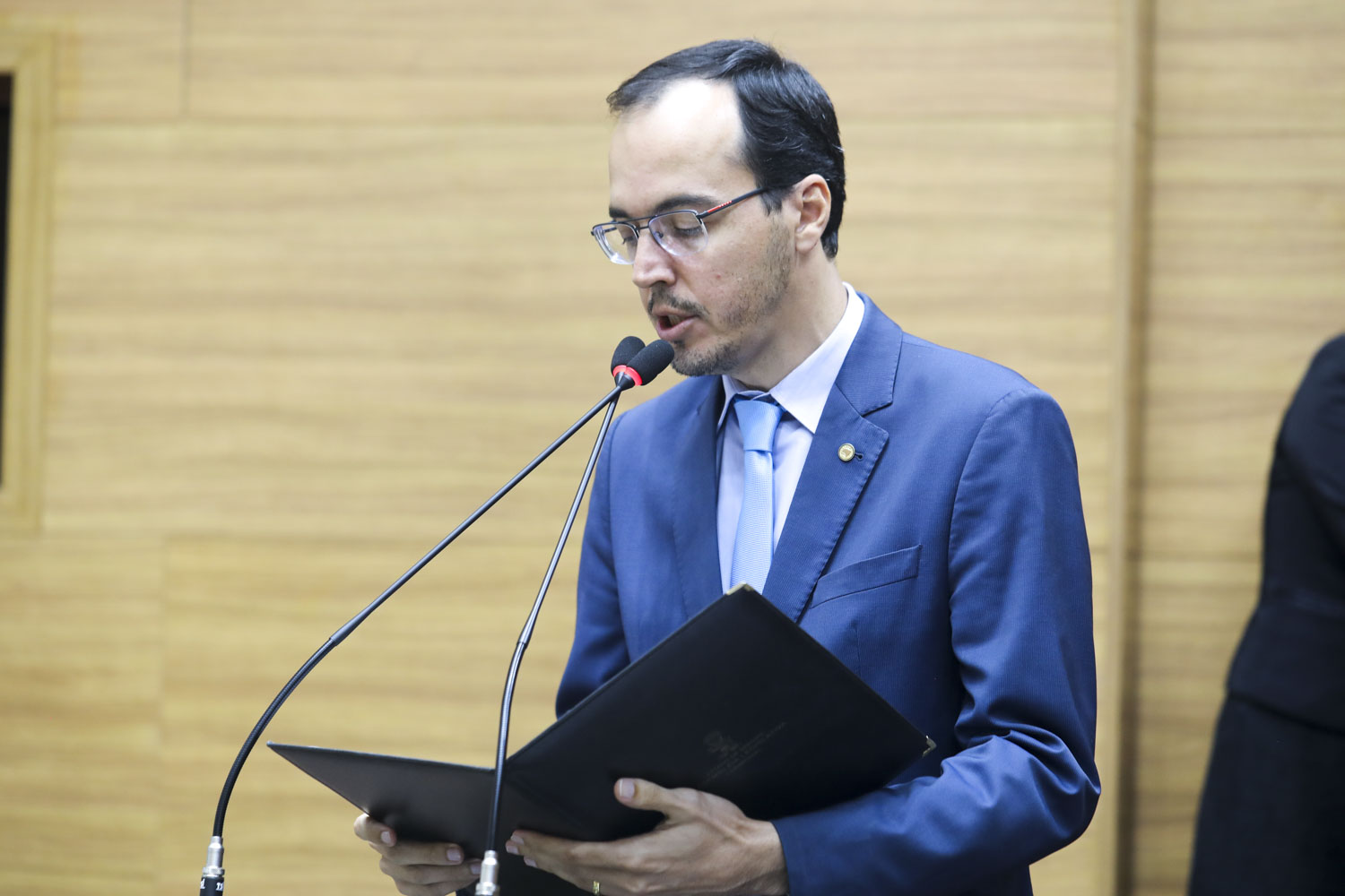 Deputado Georgeo Passos lê discurso do presidente da casa, deputado Luciano Bispo