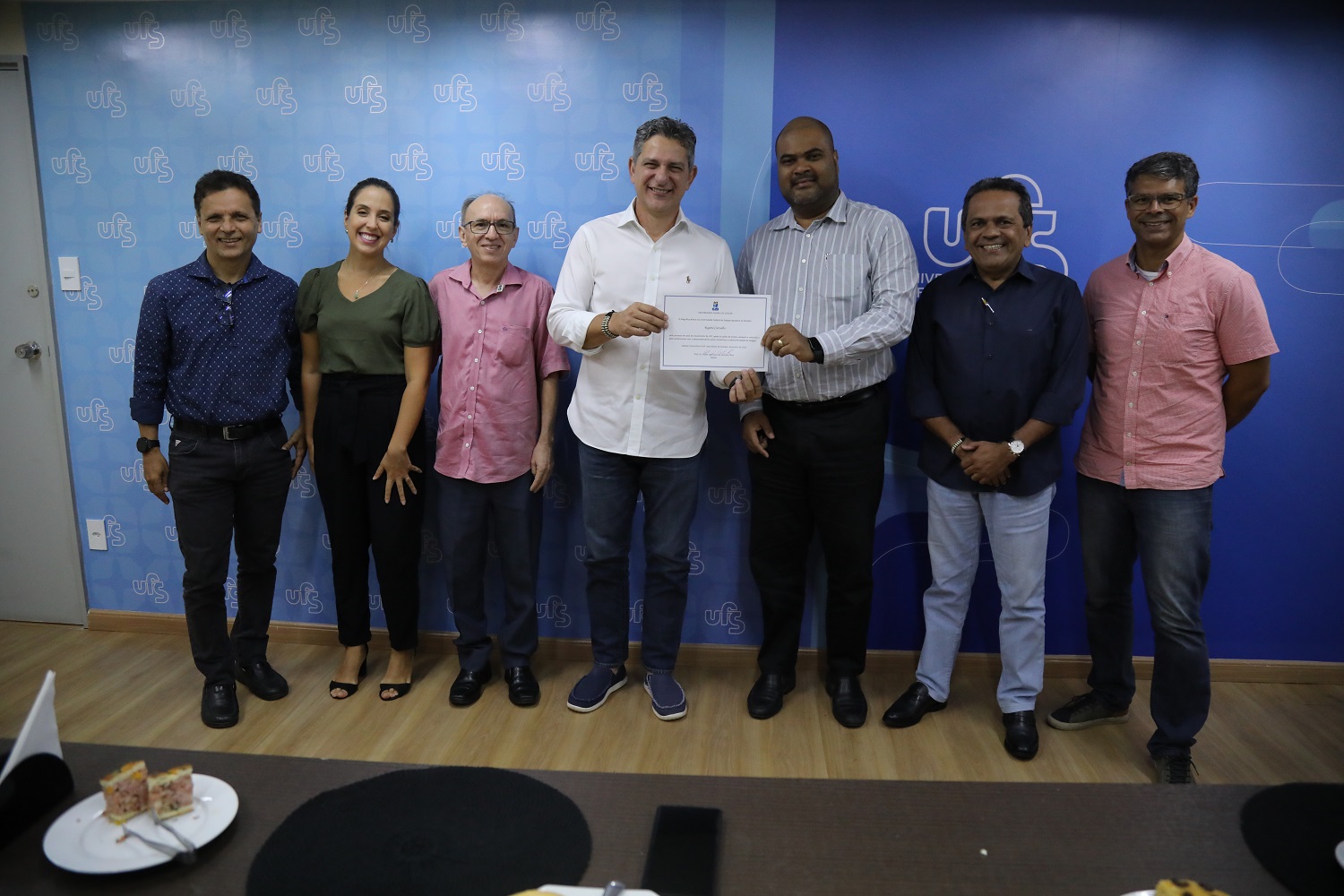 Equipe da UFS durante encontro com o senador Rogério Carvalho. (foto: Adilson Andrade/Ascom UFS)