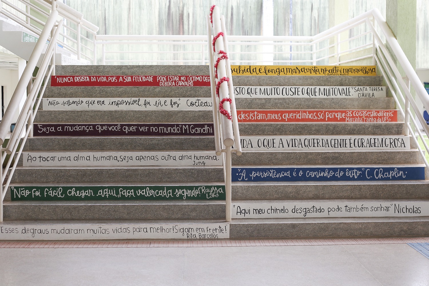 Frases da escadaria foram sugeridas pela comunidade acadêmica. Imagem: Ana Laura Farias/ Campus Lagarto