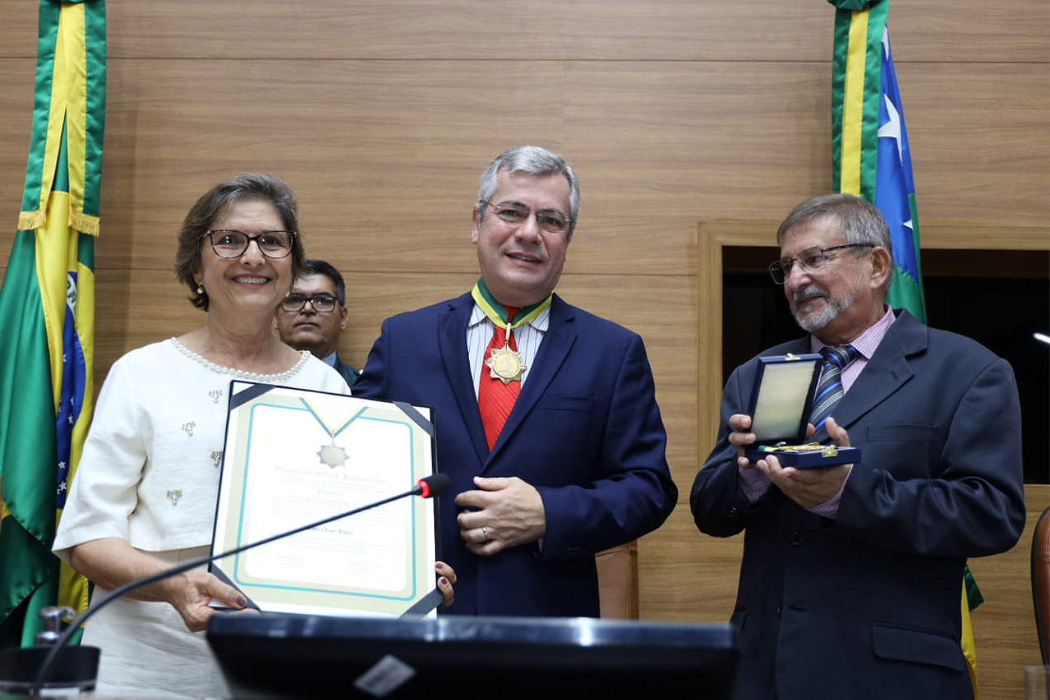 Professora Teresinha Oliva, filha de João Oliva, recebeu a homenagem (Fotos: Joel Luiz- Agência de Notícias Alese)