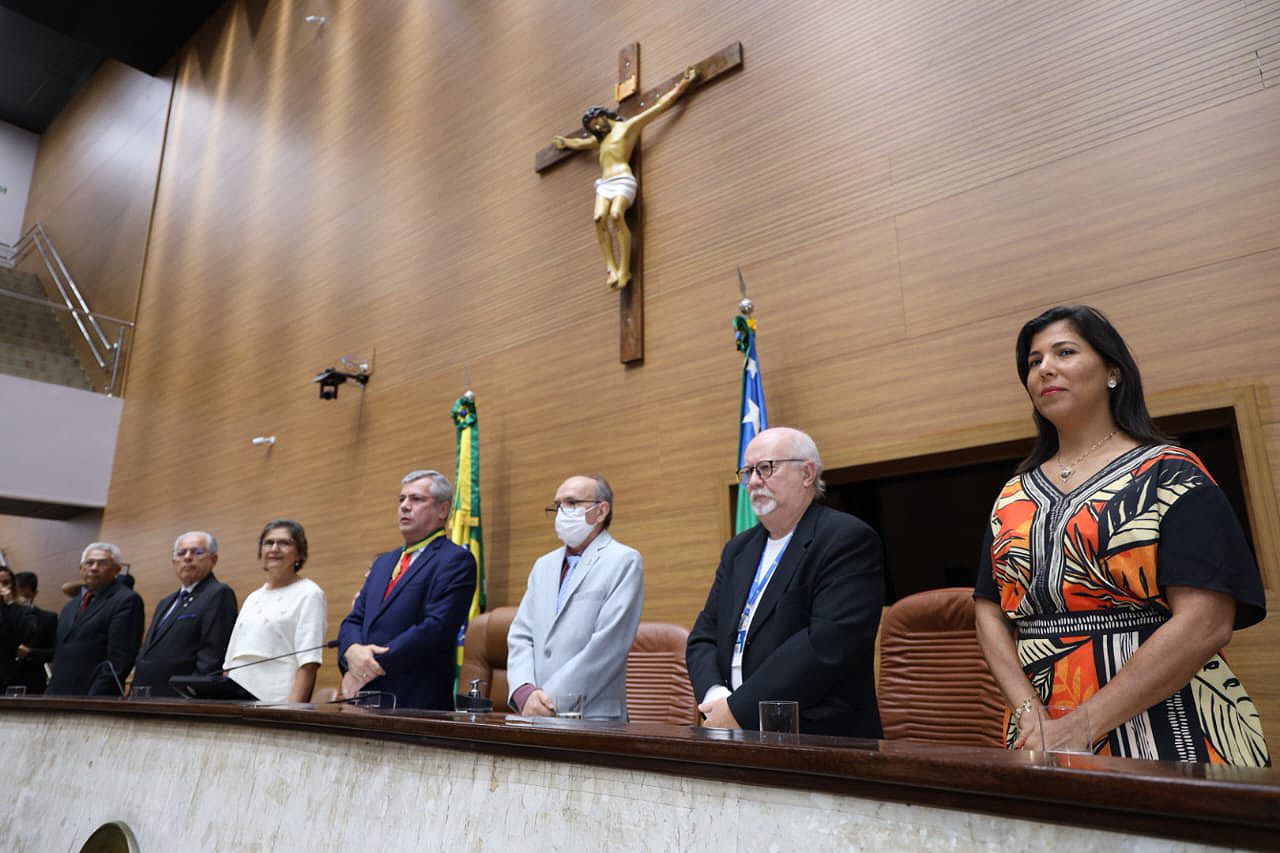 Vice-reitor Rosalvo Ferreira (ao centro, de máscara) representou a UFS na solenidade