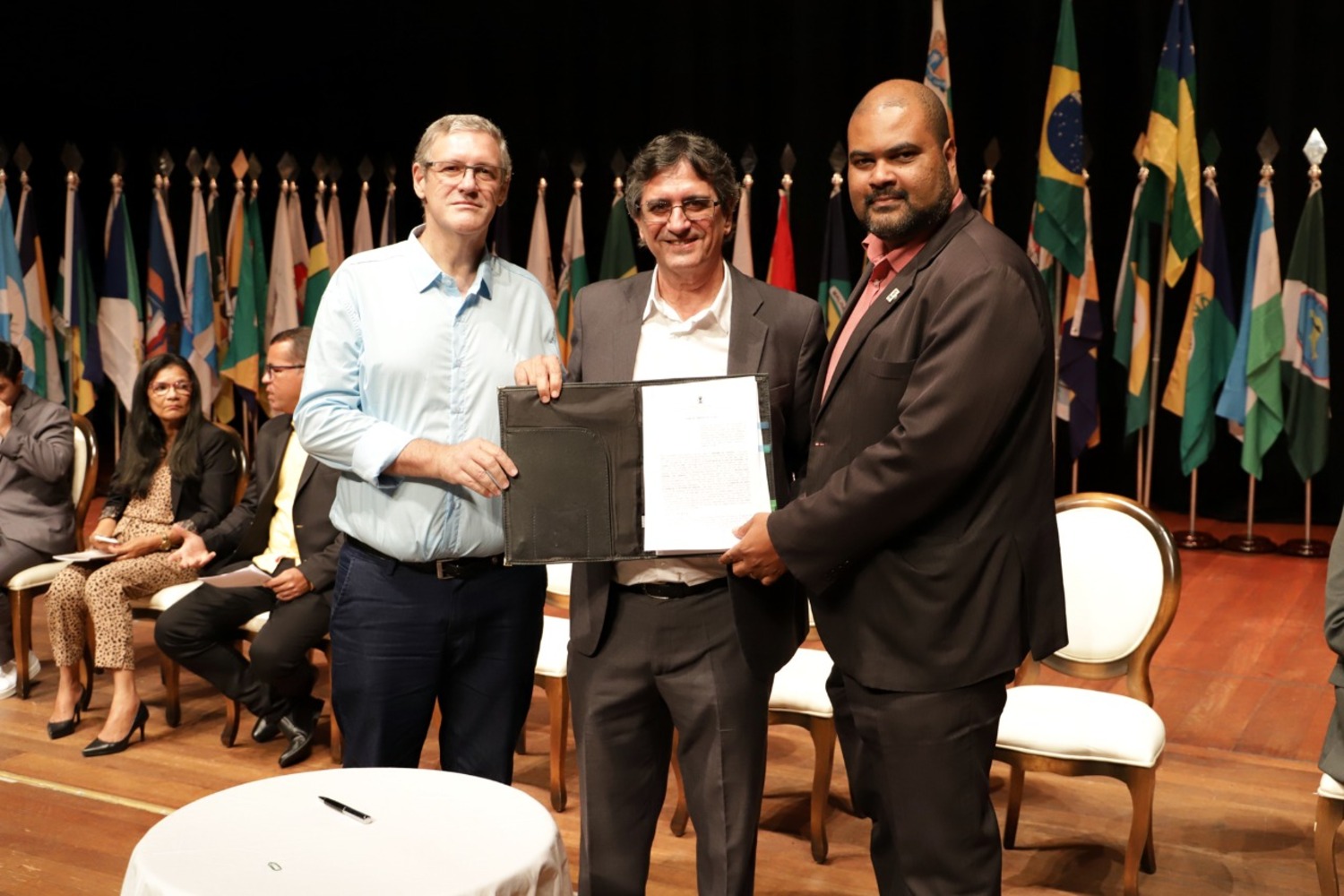 Presidente da Fapese, Carlos Alexandre Borges Garcia; o Secretário da Seduc, Josué Modesto dos Passos Subrinho; e o Reitor da UFS, Valter Joviniano Santana, na solenidade de assinatura do convênio. (Foto: Eugênio Barreto/Ascom Seduc)