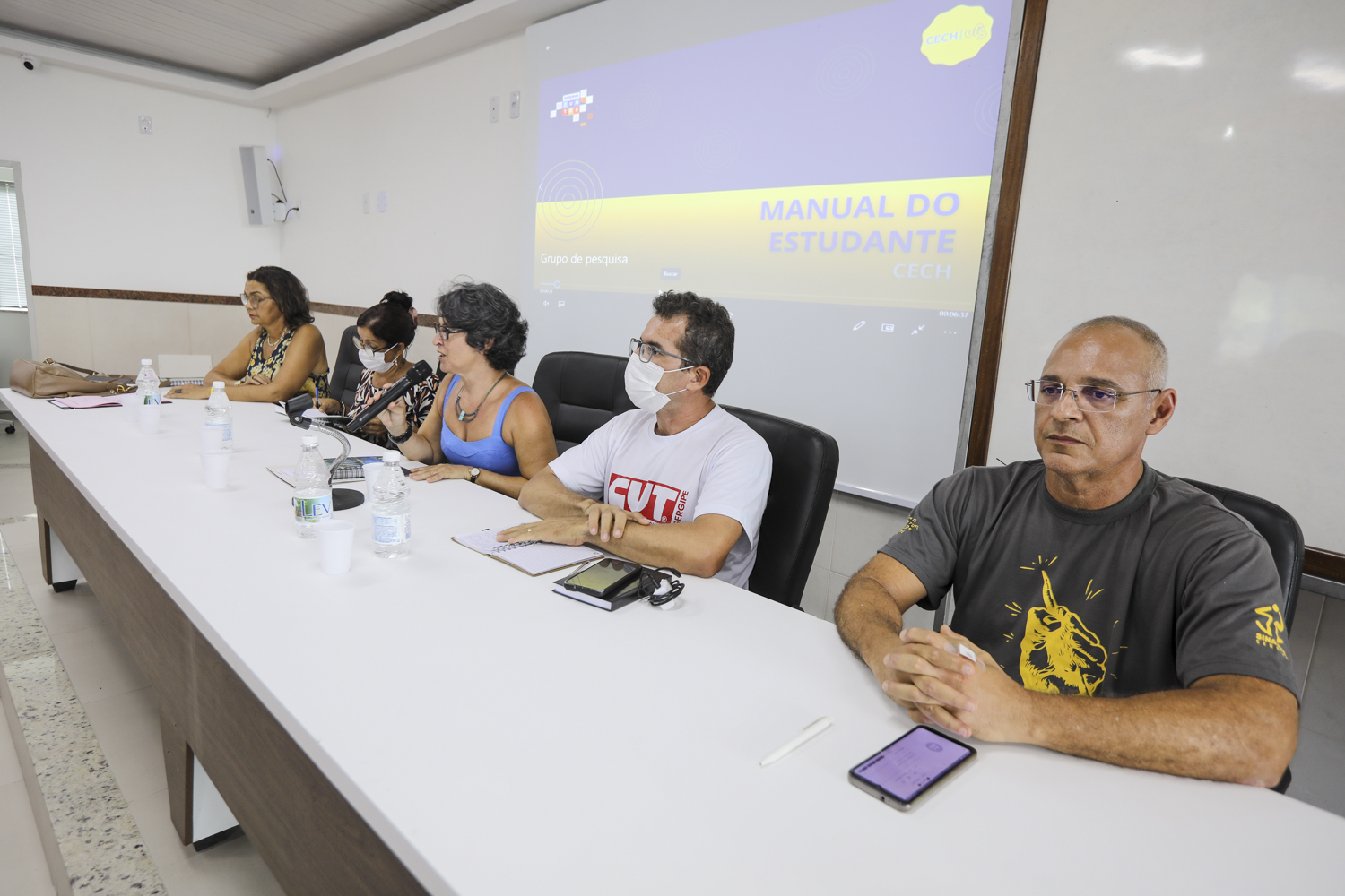 Professores reunidos na mesa do debate sobre o processo de mercantilização da educação. (fotos: Adilson Andrade/Ascom UFS)