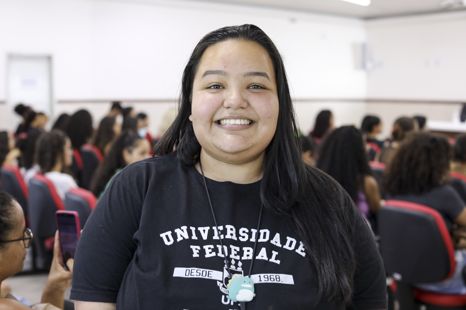 Helen Godinho, estudante de Pedagogia da UFS, comemora a oportunidade de participar presencialmente do acolhimento