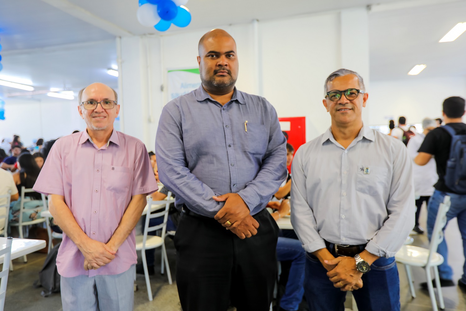 Reitor Valter Santana (centro), vice-reitor Rosalvo Ferreira (esq.) e pró-reitor Marcelo Mendes recepcionaram os alunos