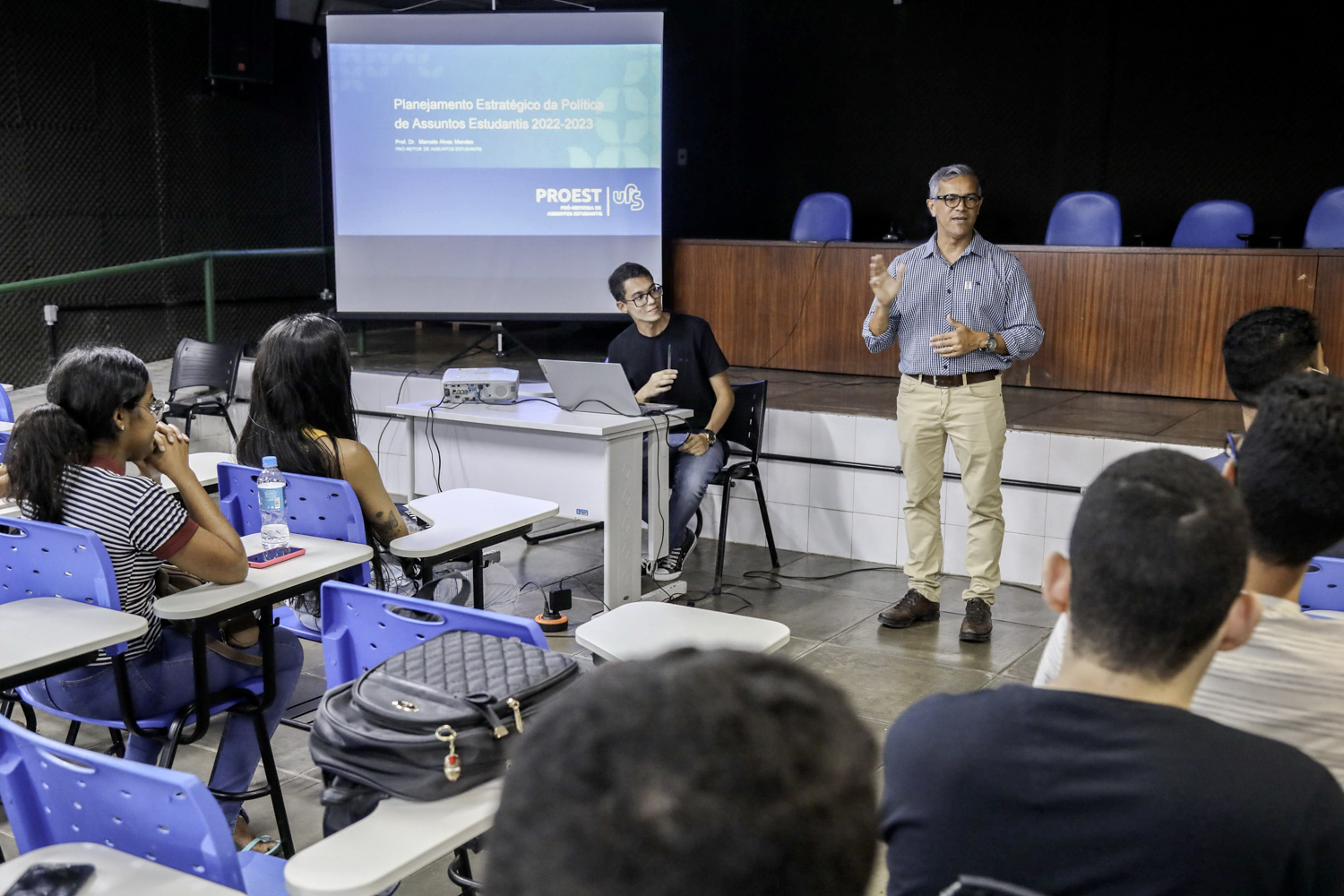 O Pró-reitor de Assuntos Estudantis, Marcelo Mendes enfatizou a importância dos estudantes aderirem ao Cadastro Único (fotos: Adilson Andrade/Ascom UFS)