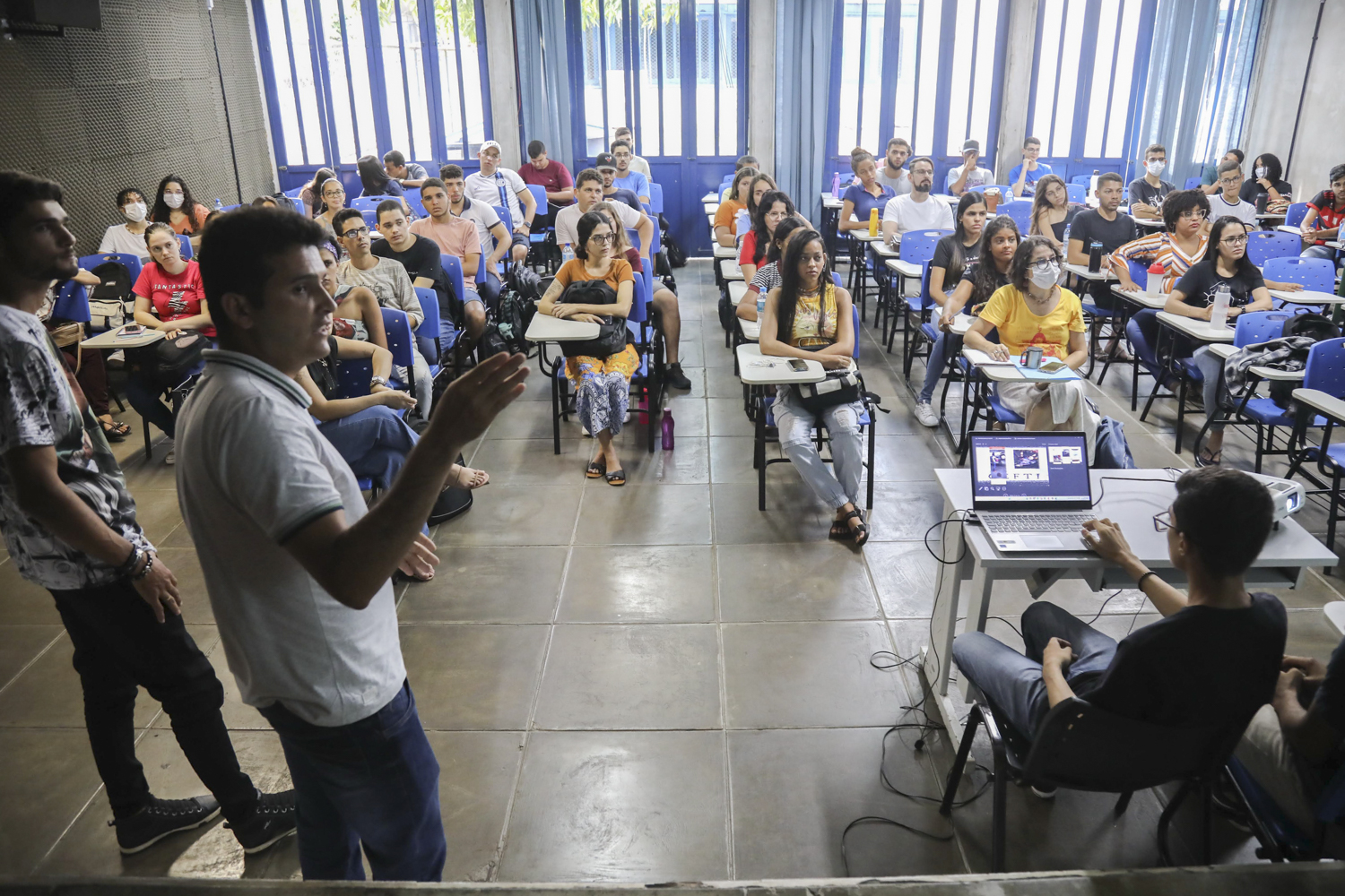 Lucas Barreto, aluno do quinto semestre, detalhou para os calouros como funciona o Pibid