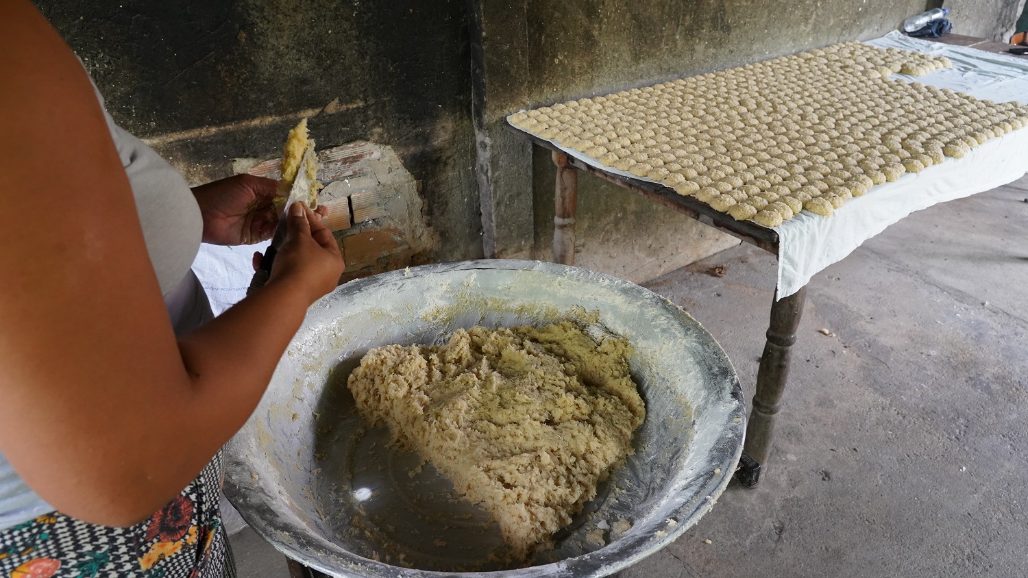 Os tradicionais  “bricelets” são alguns dos itens produzidos pelas mulheres atendidas pelo projeto (foto: Elias Rodrigues/Ascom Embrapa Território e Alimentos) 