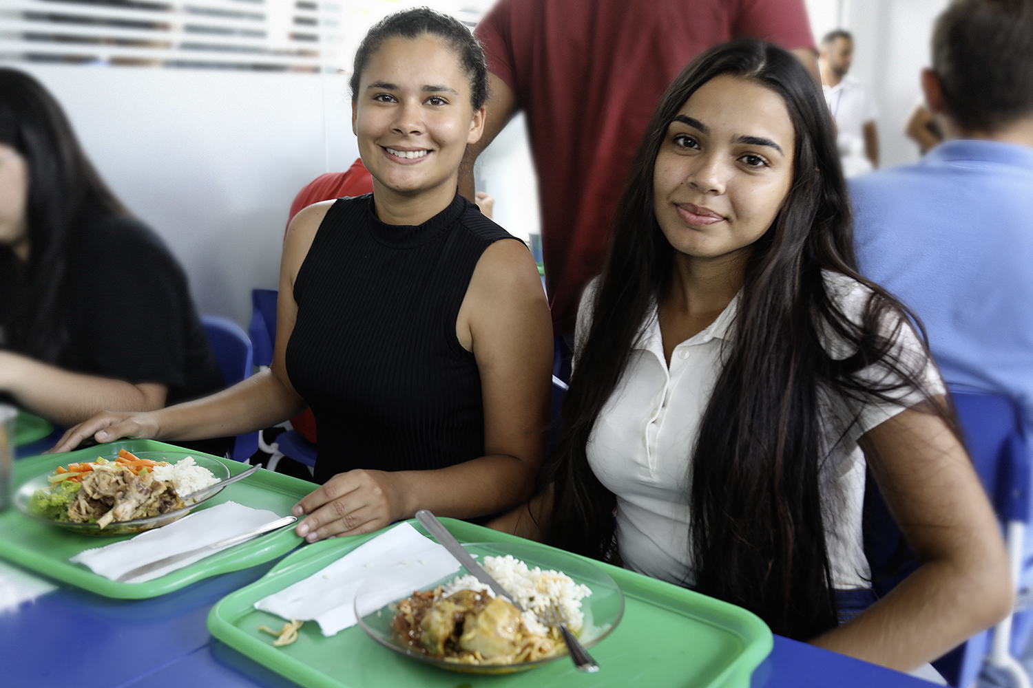 Isabela de Santana (esq.) e Rebeka dos Anjos Oliveira, alunas de Agroindústria e Engenharia Agronômica, respectivamente 