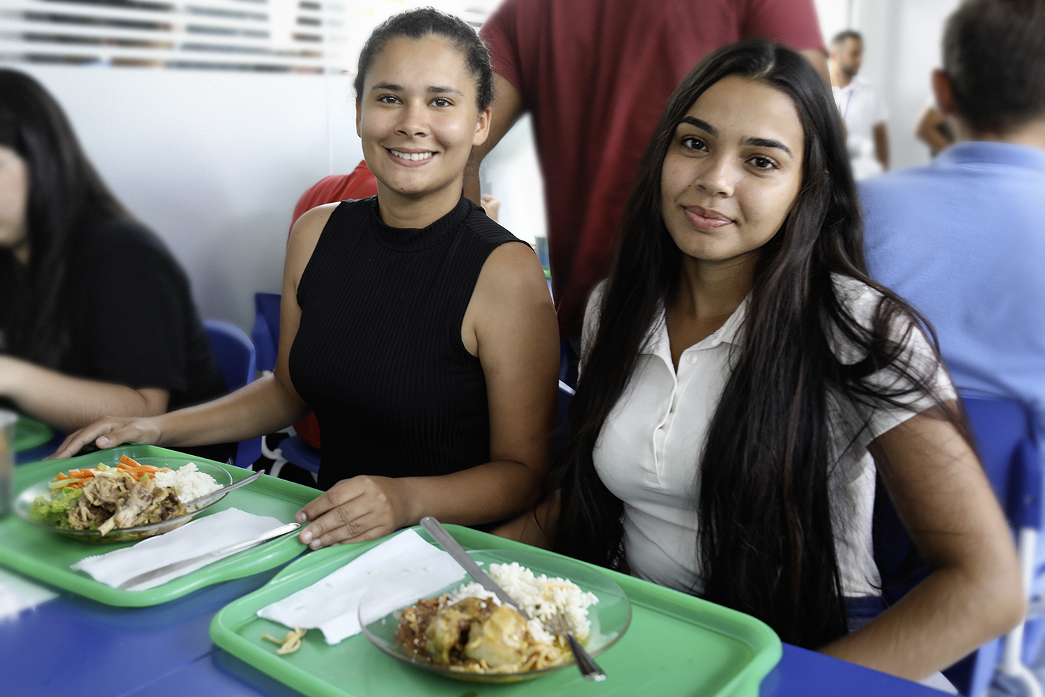 Isabela de Santana (esq.) e Rebeka dos Anjos Oliveira, alunas de Agroindústria e Engenharia Agronômica, respectivamente