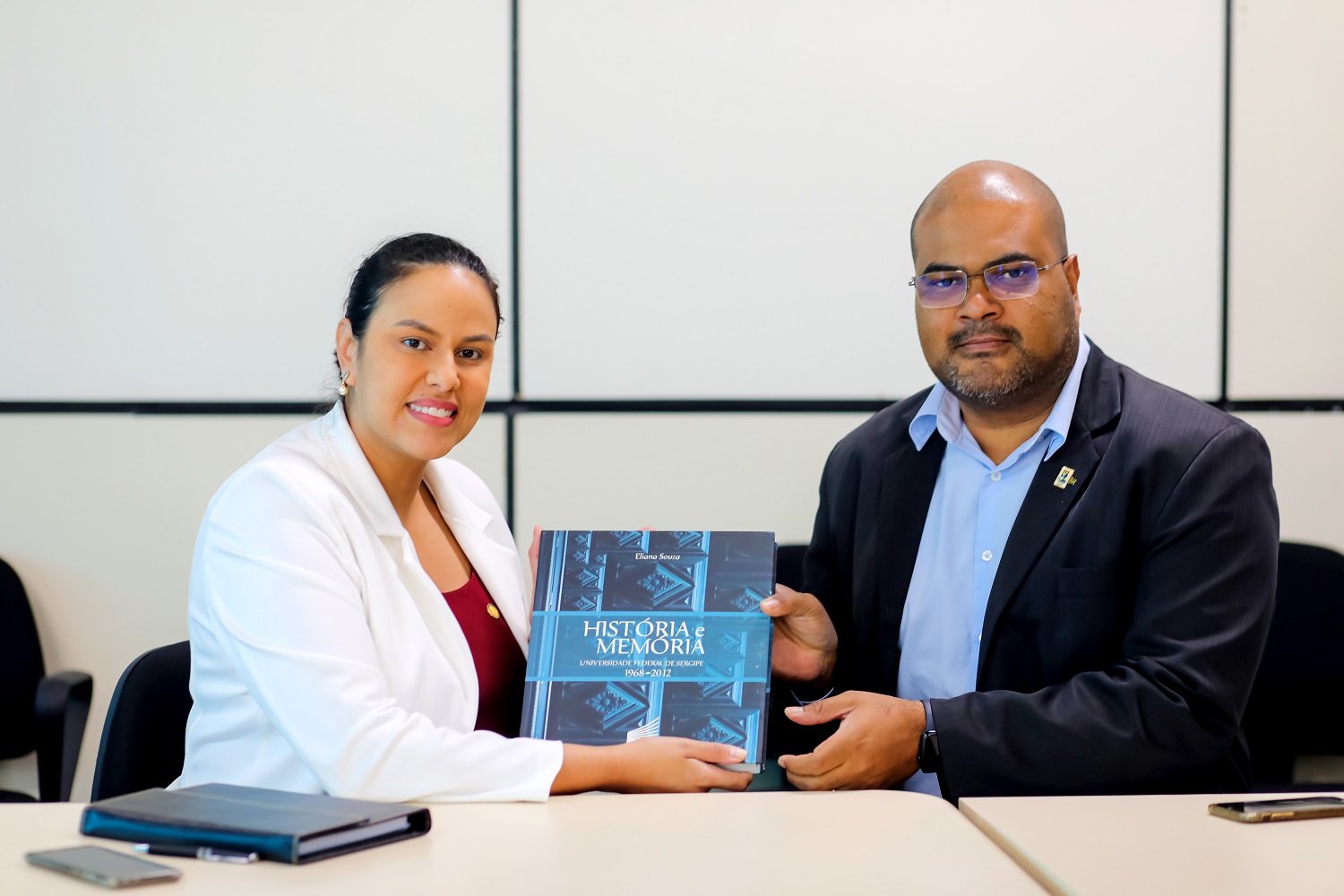 Secretária da Fazenda, Sarah Andreozzi, recebeu do reitor Valter Santana o livro que conta a história da UFS. (foto: Schirlene Reis/Ascom UFS)