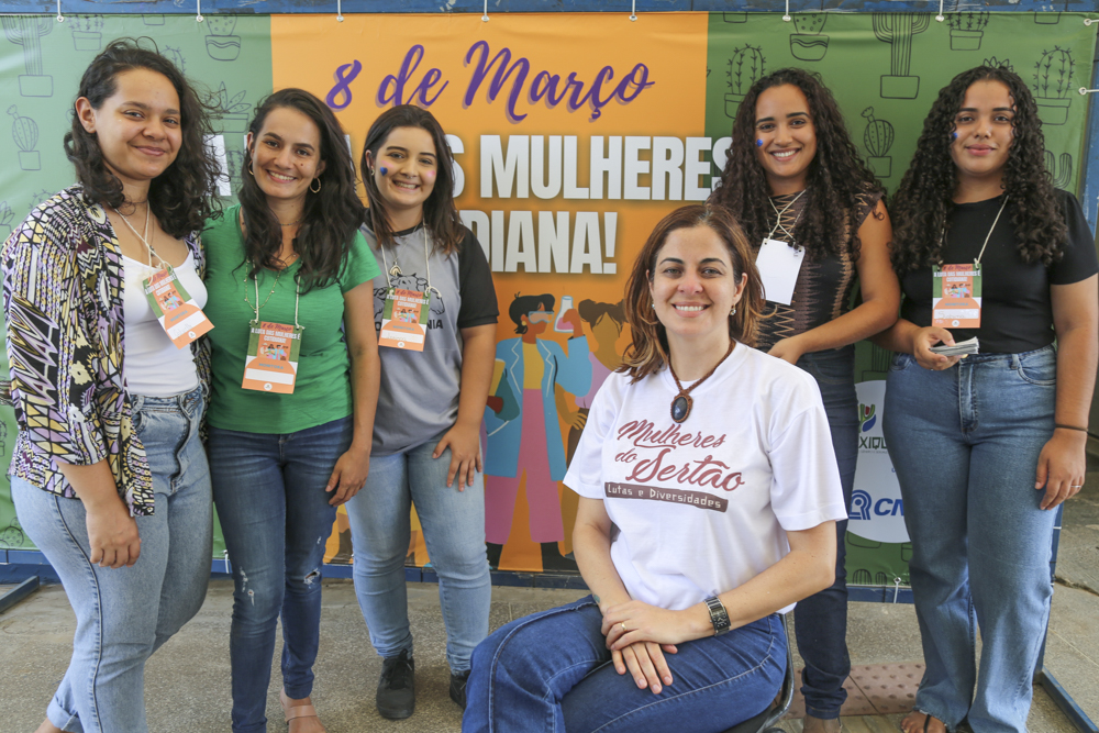 Professora proporciona a estudantes da Estrutural primeiro acesso