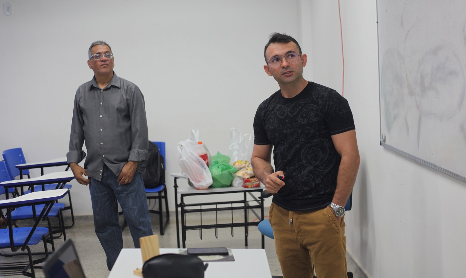 Professor Almir Barbosa, do DESL, e palestrante Jackson da Cruz. Imagens: Ana Laura Farias/Campus Lagarto