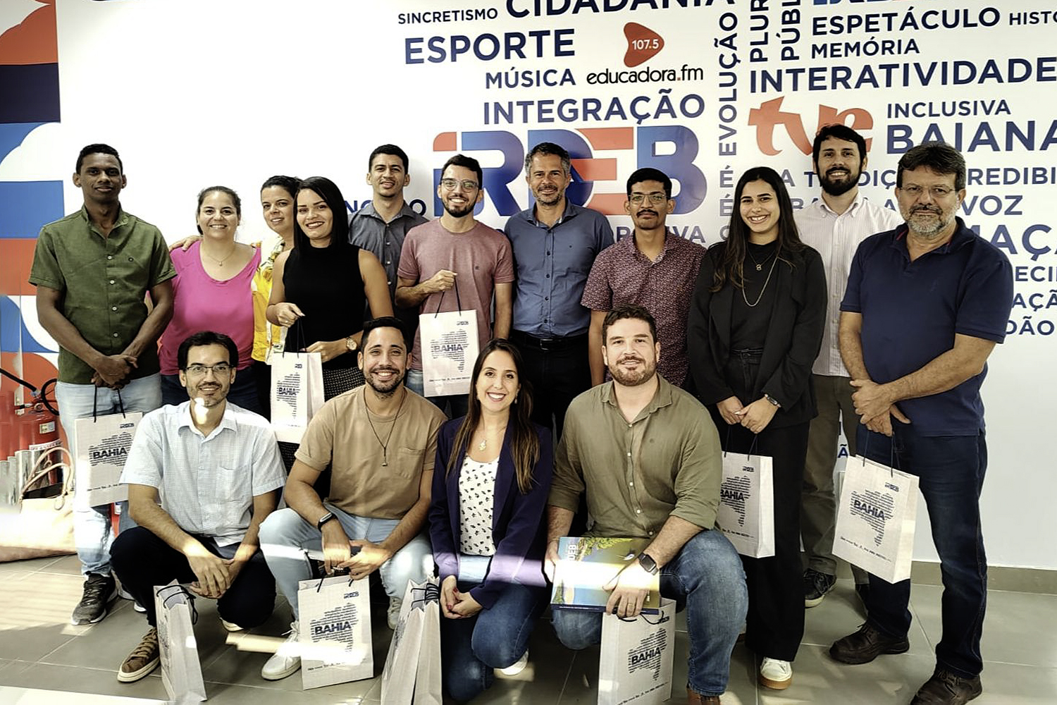 Visita à direção de operações da TVE. De azul, ao centro, Flávio Gonçalves, diretor do Instituto de Radiodifusão Educativa da Bahia