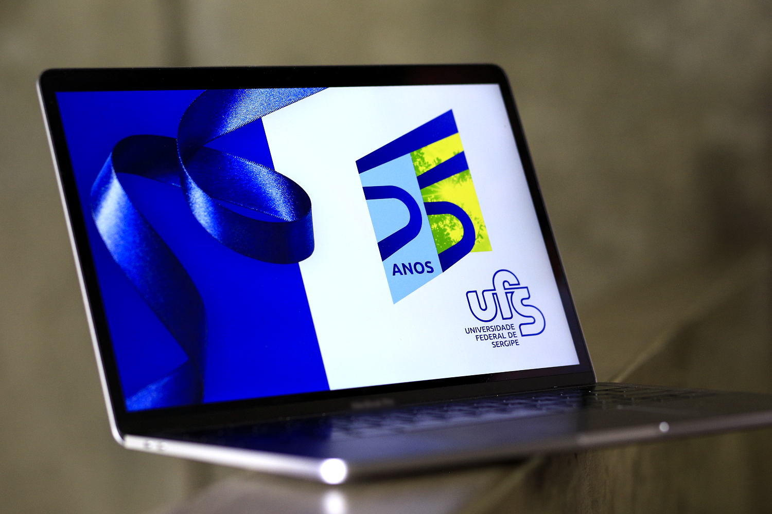 Campanha de identidade visual de 55 anos da UFS foi desenvolvida pelo Núcleo de Design da Decav (Foto: Pedro Ramos/Ascom) 