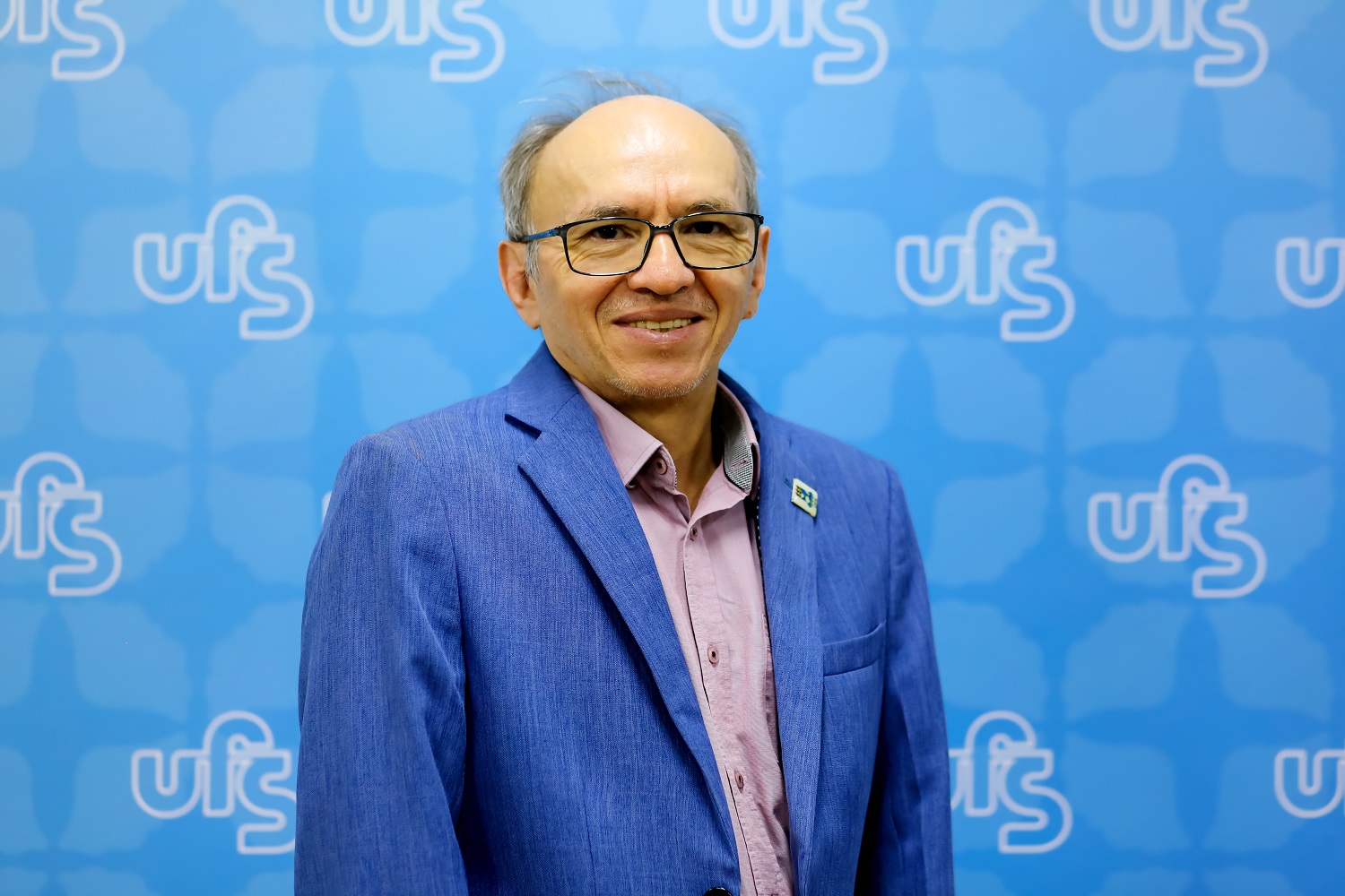 O vice-reitor Rosalvo Ferreira acompanhou o desenvolvimento da campanha de identidade visual de 55 anos da UFS (Foto: Schirlene Reis/Ascom) 