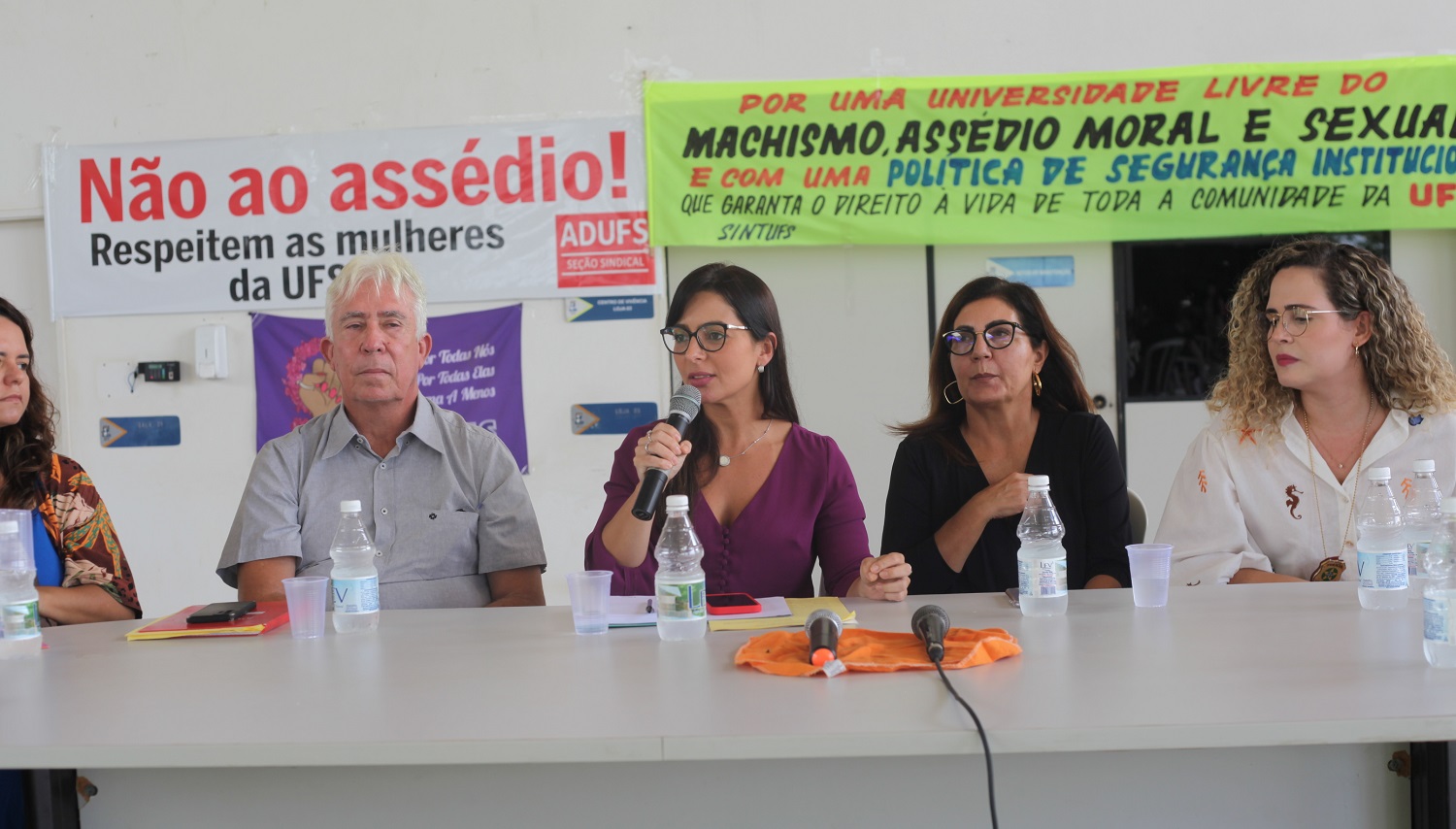 Mesa-redonda foi coordenada pela pró-reitora de Gestão de Pessoas, professora Thais Ettinger. Imagens: Ana Laura Farias/Campus Lagarto