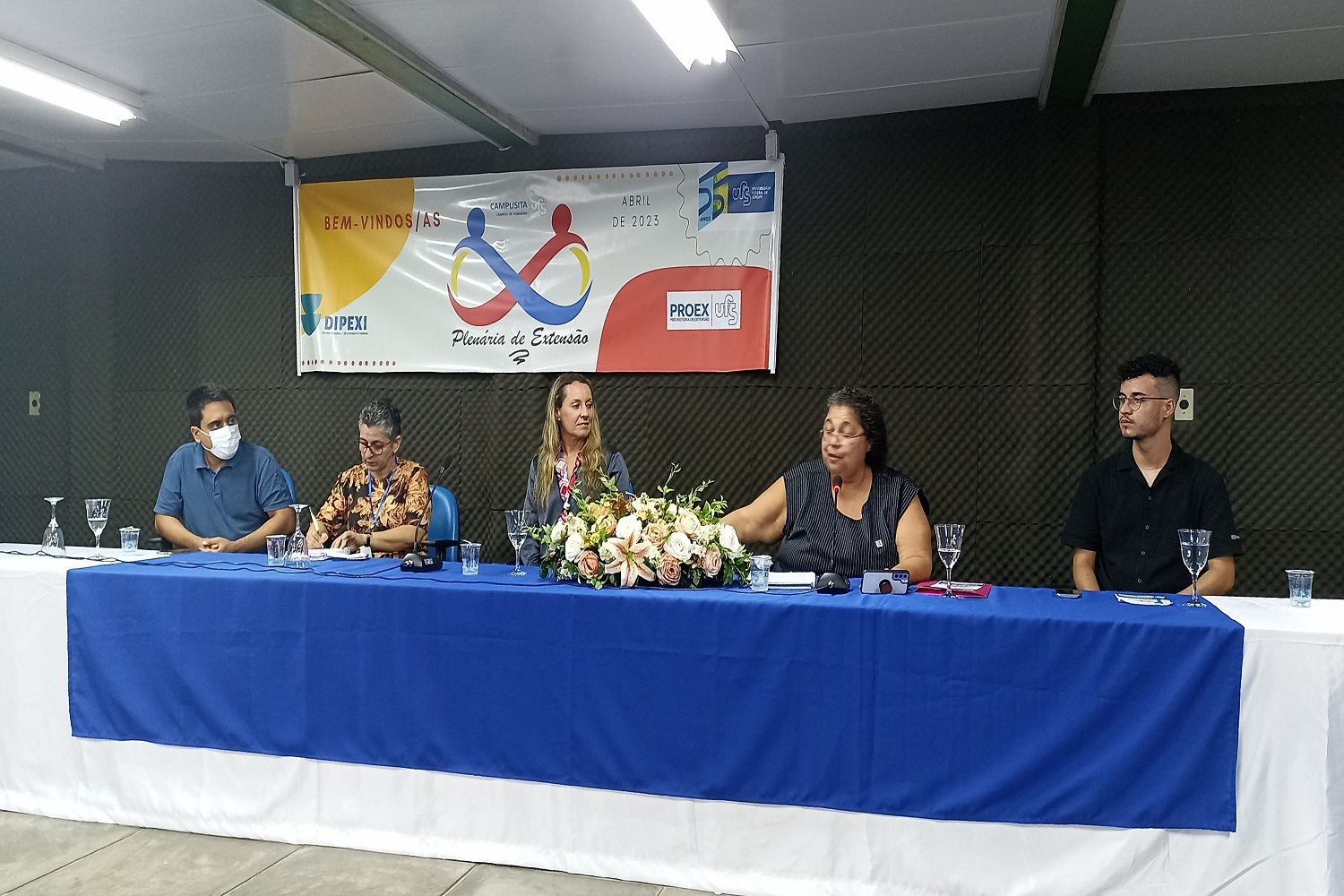 Membros da comunidade acadêmica da UFS compõem mesa da I Plenária de Extensão (Foto: Arquivo pessoal)